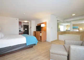 Holiday Inn Express & Suites Farmington by IHG hotel thumbnail 6