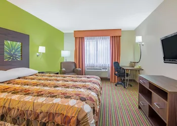 Super 8 by Wyndham Portales hotel thumbnail 6