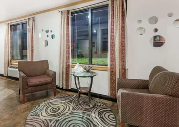 Super 8 by Wyndham Tucumcari hotel thumbnail 2