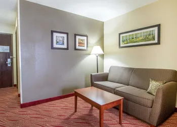 Comfort Inn Poplar Bluff North hotel thumbnail 3
