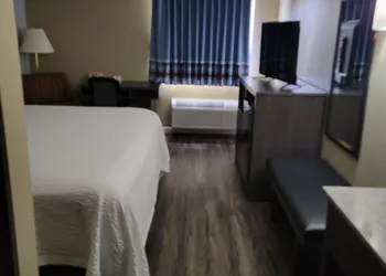 Super 8 by Wyndham Sullivan hotel thumbnail 8