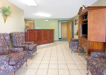 Super 8 by Wyndham St. Clair MO hotel thumbnail 3