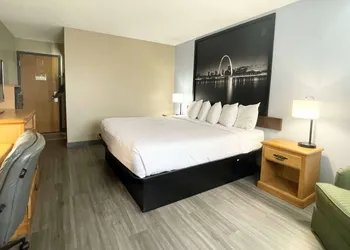 Super 8 by Wyndham St. Clair MO hotel thumbnail 5