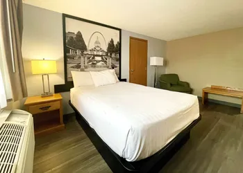 Super 8 by Wyndham St. Clair MO hotel thumbnail 7