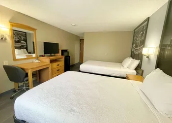 Super 8 by Wyndham St. Clair MO hotel thumbnail 8