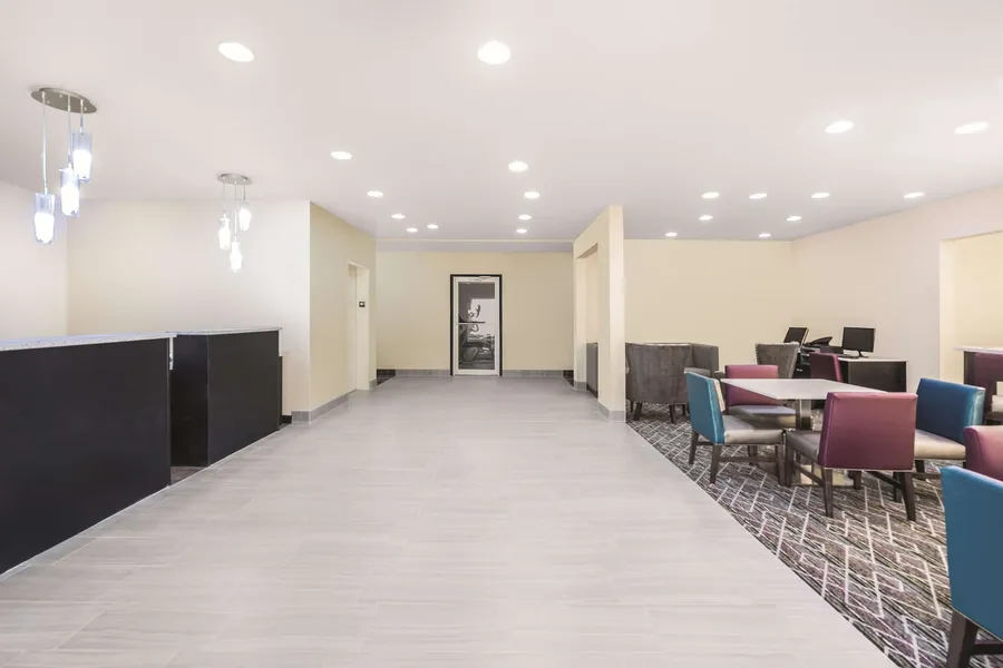 La Quinta Inn & Suites by Wyndham Rome hotel detail image 2