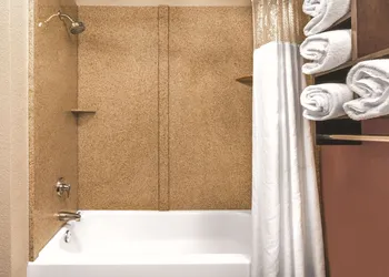 La Quinta Inn & Suites by Wyndham Rome hotel thumbnail 5
