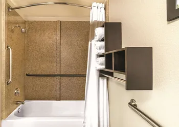 La Quinta Inn & Suites by Wyndham Rome hotel thumbnail 6
