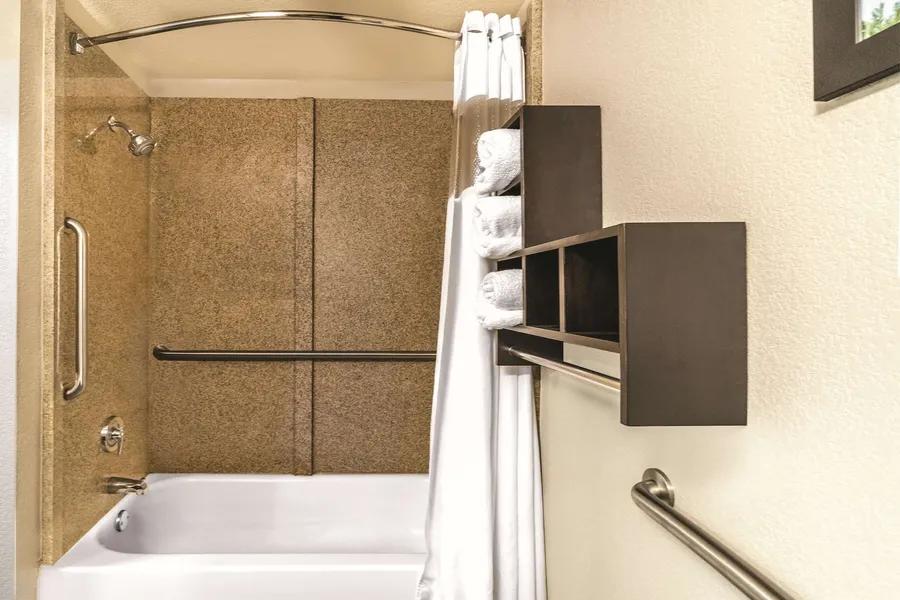 La Quinta Inn & Suites by Wyndham Rome hotel detail image 6
