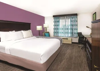 La Quinta Inn & Suites by Wyndham Rome hotel thumbnail 7