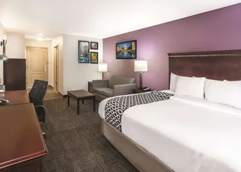 La Quinta Inn & Suites by Wyndham Rome hotel thumbnail 8