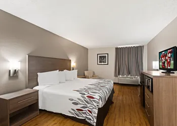 Red Roof Inn & Suites Newnan hotel thumbnail 7