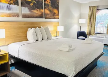 HomeLodge hotel thumbnail 5