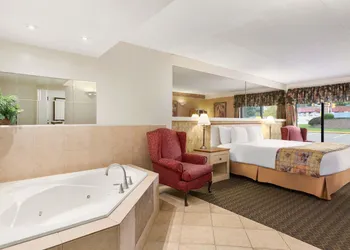 Travelodge by Wyndham Owen Sound hotel thumbnail 5
