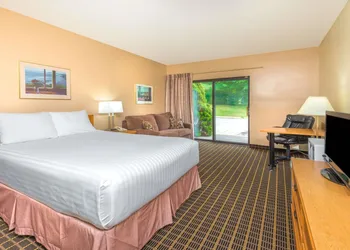 Howard Johnson by Wyndham Tillsonburg hotel thumbnail 4