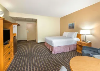 Howard Johnson by Wyndham Tillsonburg hotel thumbnail 5