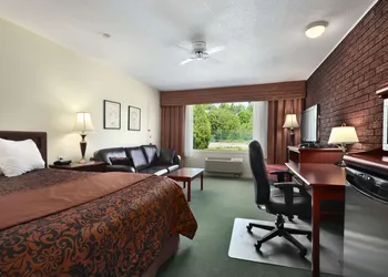 Travelodge by Wyndham Simcoe hotel thumbnail 5