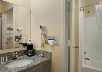 Super 8 by Wyndham Columbia City hotel thumbnail 6