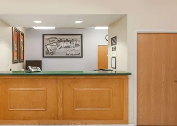 Super 8 by Wyndham Huntington hotel thumbnail 2