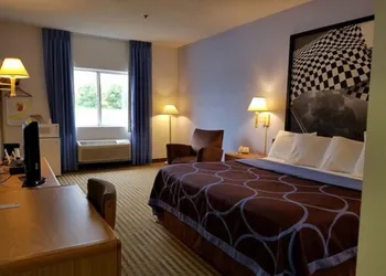 Super 8 by Wyndham Huntington hotel thumbnail 3