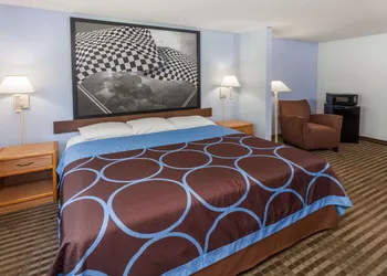 Super 8 by Wyndham Huntington hotel thumbnail 5