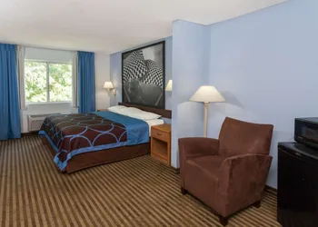 Super 8 by Wyndham Huntington hotel thumbnail 8