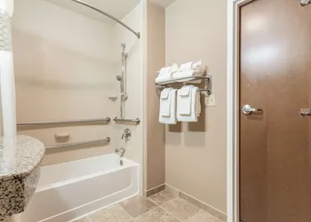 Hampton Inn Auburn hotel thumbnail 8