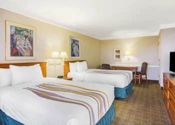 Super 8 by Wyndham Eagle Pass hotel thumbnail 5