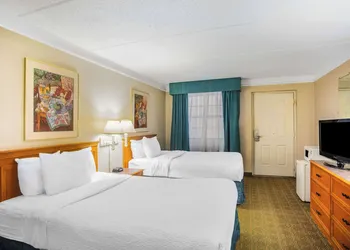 Super 8 by Wyndham Eagle Pass hotel thumbnail 7