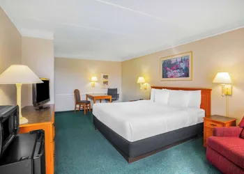 Super 8 by Wyndham Eagle Pass hotel thumbnail 8