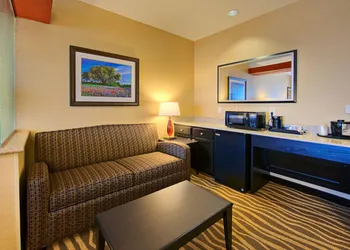 Holiday Inn Express & Suites Cotulla by IHG hotel thumbnail 4
