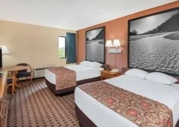 Super 8 by Wyndham Charleston/Sikeston East MO hotel thumbnail 4