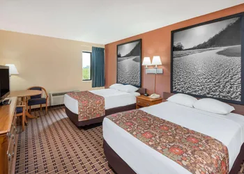 Super 8 by Wyndham Charleston/Sikeston East MO hotel thumbnail 8