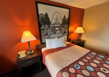 Super 8 by Wyndham Du Quoin hotel thumbnail 4
