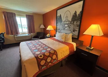 Super 8 by Wyndham Du Quoin hotel thumbnail 5