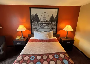Super 8 by Wyndham Du Quoin hotel thumbnail 6