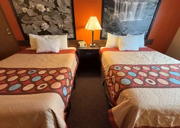 Super 8 by Wyndham Du Quoin hotel thumbnail 7