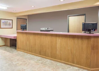 Super 8 by Wyndham Jerseyville hotel thumbnail 2