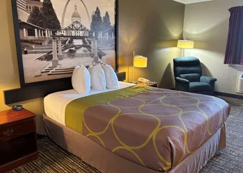 Super 8 by Wyndham Jerseyville hotel thumbnail 8