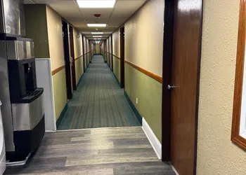 Super 8 by Wyndham Mendota I-39 hotel thumbnail 2