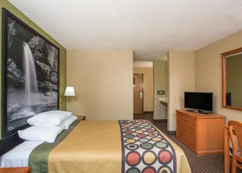 Super 8 by Wyndham Mendota I-39 hotel thumbnail 6