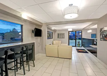 Super 8 by Wyndham Shelby hotel thumbnail 2