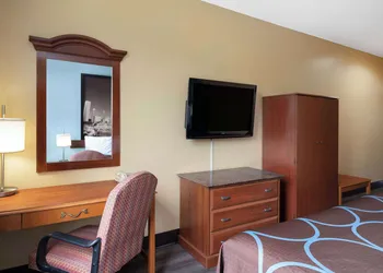 Super 8 by Wyndham Salisbury hotel thumbnail 8