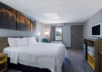 Days Inn by Wyndham Lincolnton hotel thumbnail 5