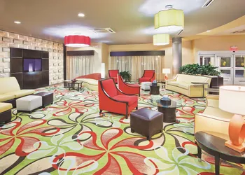 La Quinta Inn & Suites by Wyndham Hinesville - Fort Stewart hotel thumbnail 3