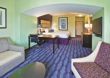 La Quinta Inn & Suites by Wyndham Hinesville - Fort Stewart hotel thumbnail 6