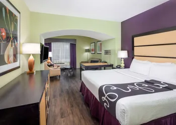 La Quinta Inn & Suites by Wyndham Hinesville - Fort Stewart hotel thumbnail 7