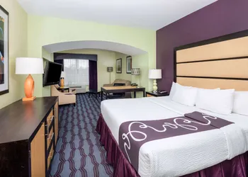 La Quinta Inn & Suites by Wyndham Hinesville - Fort Stewart hotel thumbnail 8