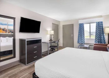 Days Inn by Wyndham Hamilton hotel thumbnail 8