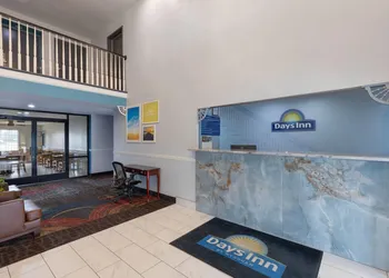 Days Inn by Wyndham Lincoln hotel thumbnail 2